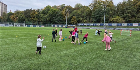 Sportowe zabawy Jeżyków i Sówek na stadionie Bałtyk