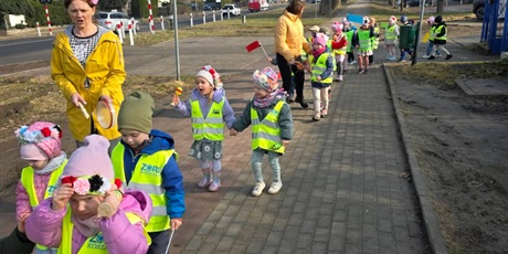 Biedroneczki, Żabki i Motylki powitały PANIĄ WIOSNĘ 
