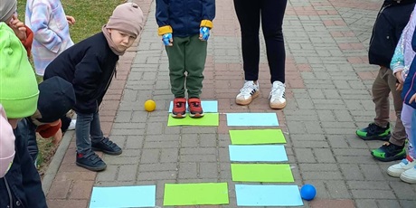 Grupa Motylki - zajęcia outdoorowe -  zabawy rozwijające orientację w przestrzeni 🦋