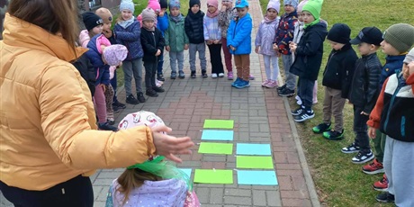 Grupa Motylki - zajęcia outdoorowe -  zabawy rozwijające orientację w przestrzeni 🦋