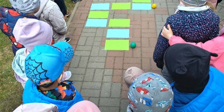 Grupa Motylki - zajęcia outdoorowe -  zabawy rozwijające orientację w przestrzeni 🦋
