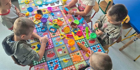 Jeżyki i sensoryczne zabawy ciastoliną