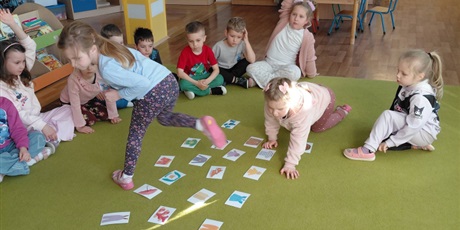 Kwiecień, co plecie, czyli matematyczne i językowe zabawy Sówek😃