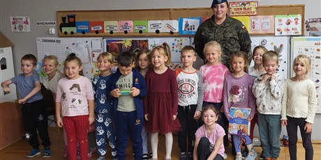 Laura z Sówek, Agatka z Jeżyków, Nina i Hania z Pszczółek oraz Marysia i Oliwier z Mrówek laureatami konkursu "Żołnierz moim bohaterem"