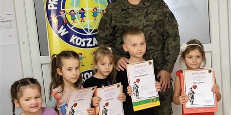 Laura z Sówek, Agatka z Jeżyków, Nina i Hania z Pszczółek oraz Marysia i Oliwier z Mrówek laureatami konkursu "Żołnierz moim bohaterem"