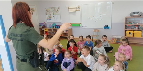 Motylki i Pszczółki poznały zawód pracownika Straży Granicznej