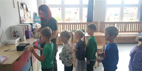 Motylki i Pszczółki poznały zawód pracownika Straży Granicznej