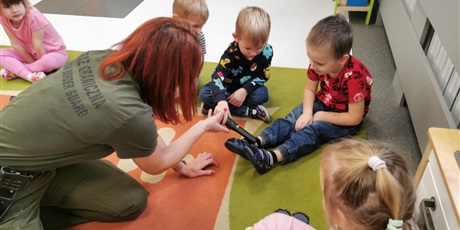 Motylki i Pszczółki poznały zawód pracownika Straży Granicznej