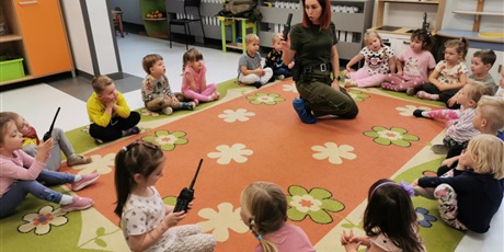 Motylki i Pszczółki poznały zawód pracownika Straży Granicznej