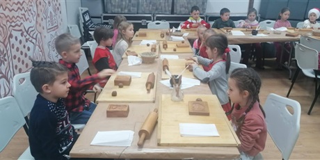 Pszczółki na warsztatach pieczenia pierników w Muzeum