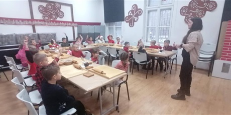 Pszczółki na warsztatach pieczenia pierników w Muzeum