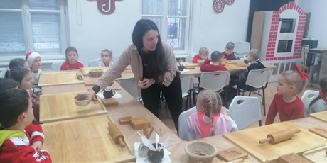 Pszczółki na warsztatach pieczenia pierników w Muzeum