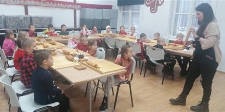 Pszczółki na warsztatach pieczenia pierników w Muzeum
