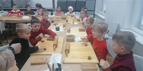 Pszczółki na warsztatach pieczenia pierników w Muzeum