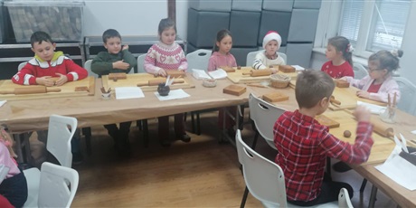 Pszczółki na warsztatach pieczenia pierników w Muzeum