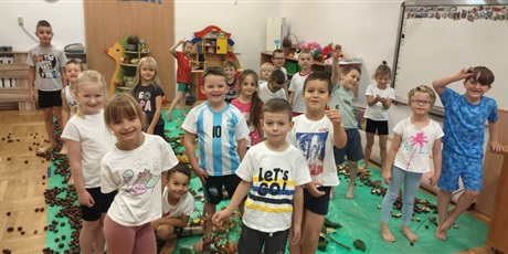 Sensoryczne zabawy na Dzień Drzewa u Mrówek