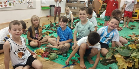 Sensoryczne zabawy na Dzień Drzewa u Mrówek