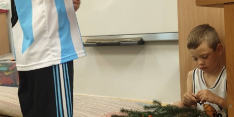 Sensoryczne zabawy na Dzień Drzewa u Mrówek