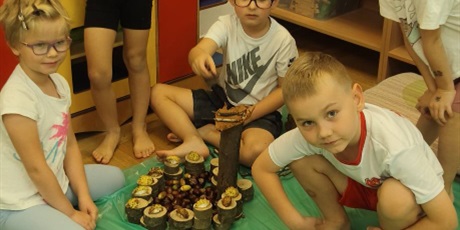 Sensoryczne zabawy na Dzień Drzewa u Mrówek