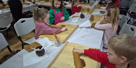 Sówki na warsztatach pieczenia pierników w Muzeum