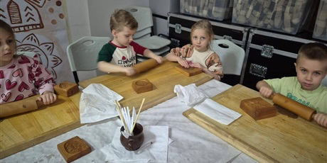 Sówki na warsztatach pieczenia pierników w Muzeum