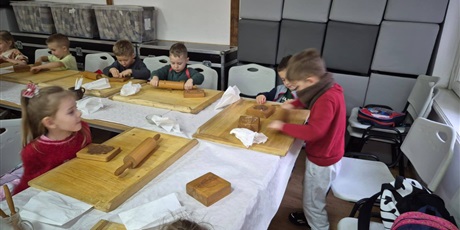 Sówki na warsztatach pieczenia pierników w Muzeum