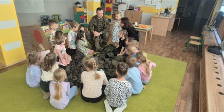 Sówki poznały zawód żołnierza - odwiedziny taty Poli