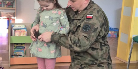 Sówki poznały zawód żołnierza - odwiedziny taty Poli