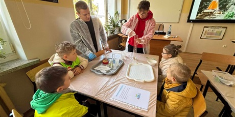 Wystawa zabytkowych samochodów i eksperymenty chemiczne w Zespole Szkół Samochodowych - grupa Pszczółki 🐝