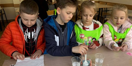 Wystawa zabytkowych samochodów i eksperymenty chemiczne w Zespole Szkół Samochodowych - grupa Pszczółki 🐝