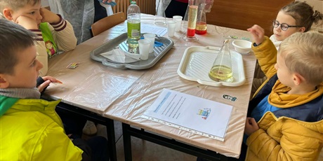 Wystawa zabytkowych samochodów i eksperymenty chemiczne w Zespole Szkół Samochodowych - grupa Pszczółki 🐝