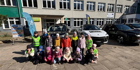 Wystawa zabytkowych samochodów i eksperymenty chemiczne w Zespole Szkół Samochodowych - grupa Pszczółki 🐝