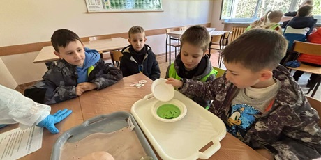 Wystawa zabytkowych samochodów i eksperymenty chemiczne w Zespole Szkół Samochodowych - grupa Pszczółki 🐝
