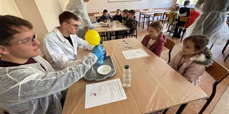 Wystawa zabytkowych samochodów i eksperymenty chemiczne w Zespole Szkół Samochodowych - grupa Pszczółki 🐝