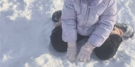 Żabki i zimowe zabawy na śniegu