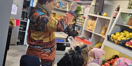 Żabki na straganie owocowo-warzywnym